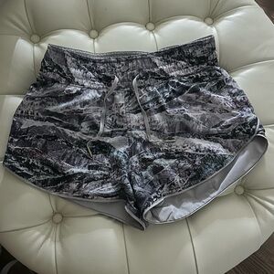 Lululemon reversible mountain/ gray shorts